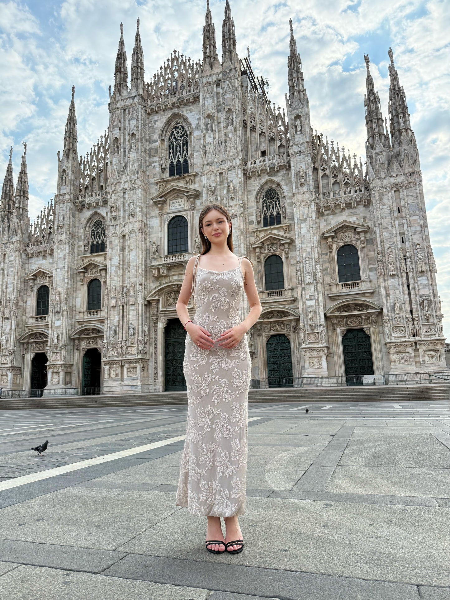 Abito “Melvya” – Vestito Lungo Beige con Spalline Sottili e Ricami Floreali in Rilievo