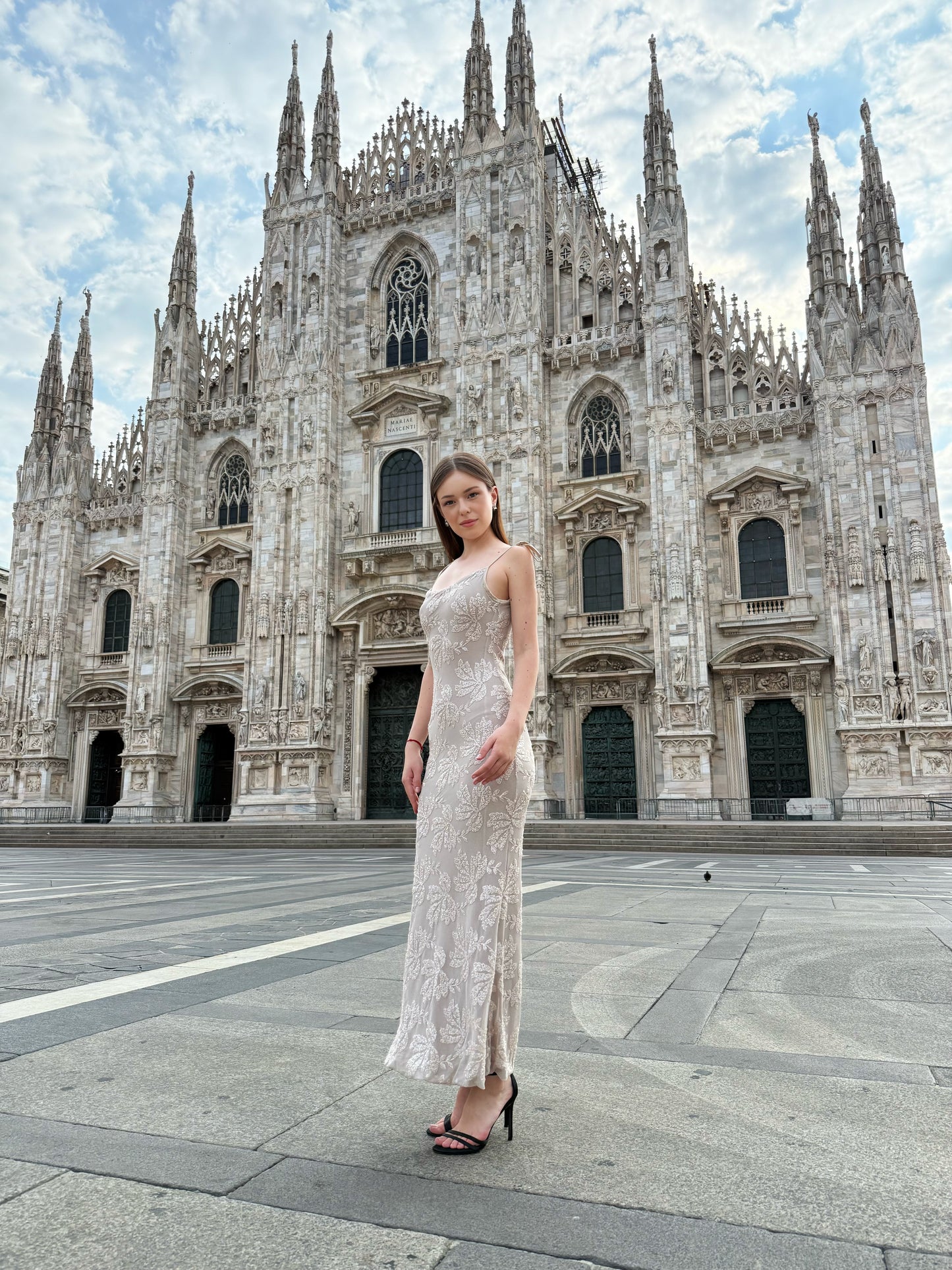 Abito “Melvya” – Vestito Lungo Beige con Spalline Sottili e Ricami Floreali in Rilievo