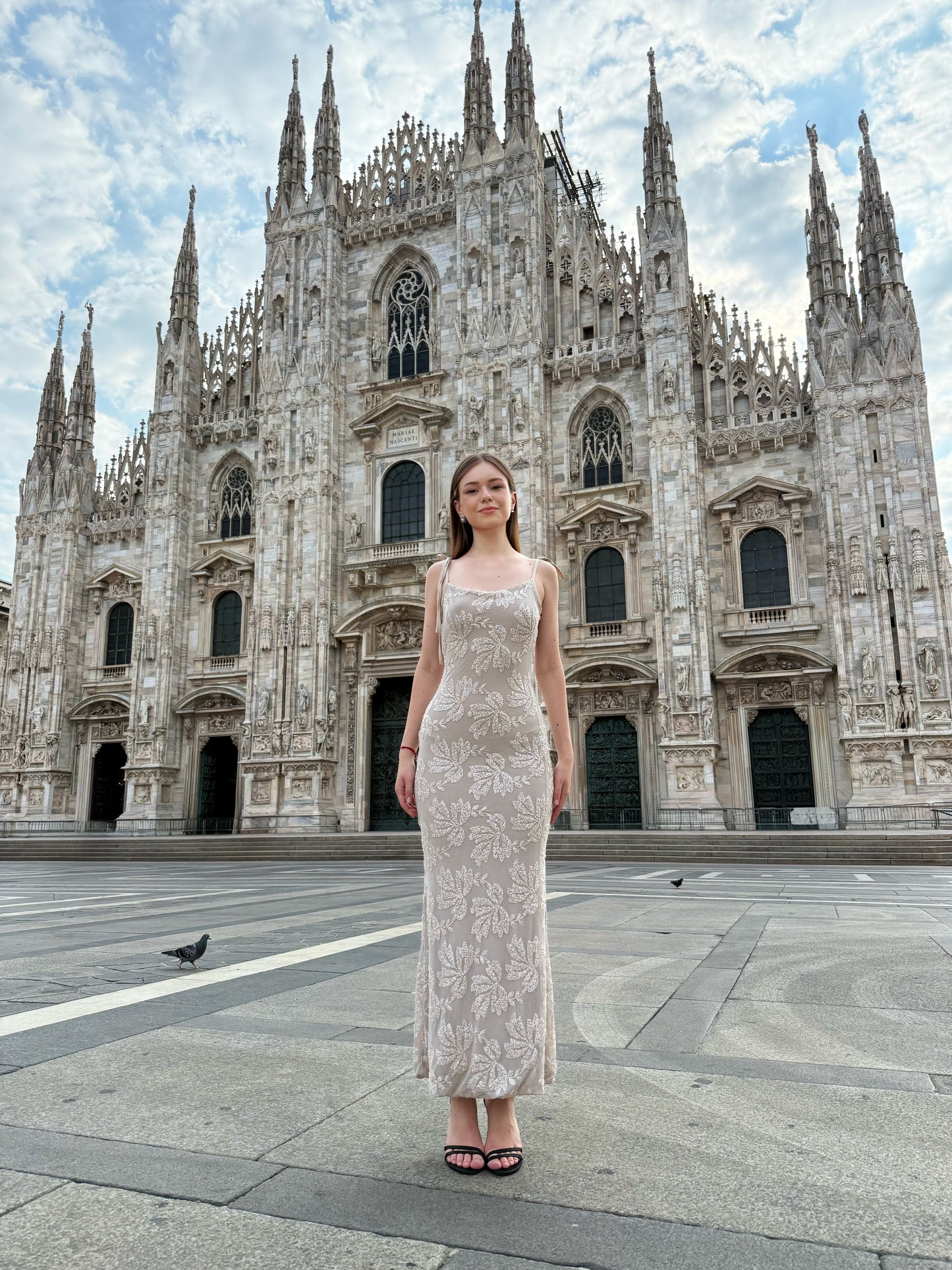 Abito “Melvya” – Vestito Lungo Beige con Spalline Sottili e Ricami Floreali in Rilievo