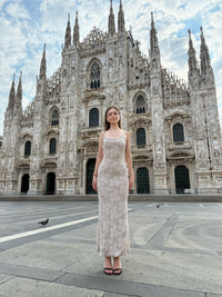 Abito “Melvya” – Vestito Lungo Beige con Spalline Sottili e Ricami Floreali in Rilievo