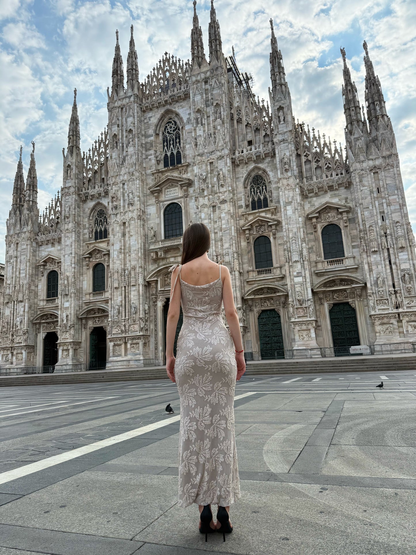 Abito “Melvya” – Vestito Lungo Beige con Spalline Sottili e Ricami Floreali in Rilievo