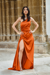Rochie lungă elegantă din satin cu un singur umăr și crăpătură laterală „Seta Viva”
