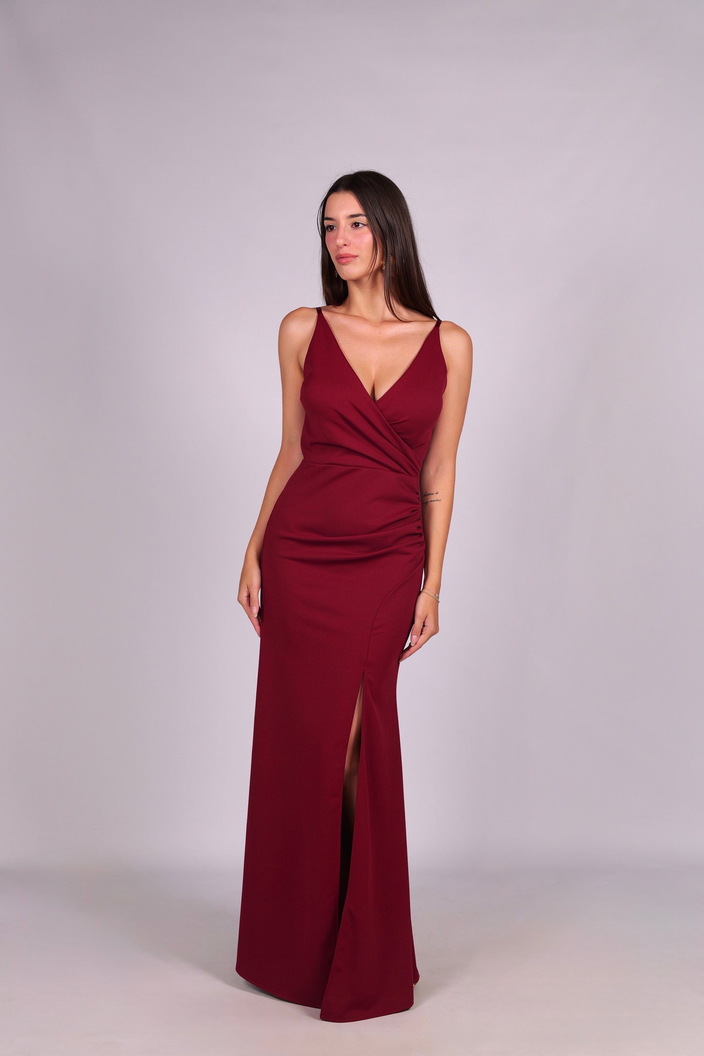 Abito “Loreta” – Eleganza drappeggiata con spacco frontale