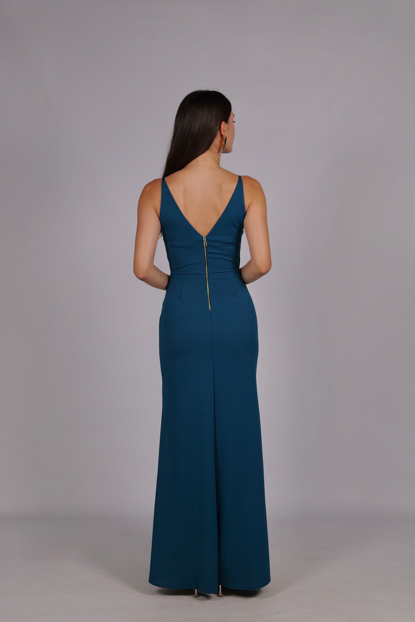 Abito “Loreta” – Eleganza drappeggiata con spacco frontale