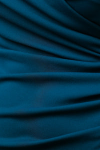 Abito “Loreta” – Eleganza drappeggiata con spacco frontale