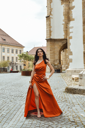 Rochie lungă elegantă din satin cu un singur umăr și crăpătură laterală „Seta Viva”