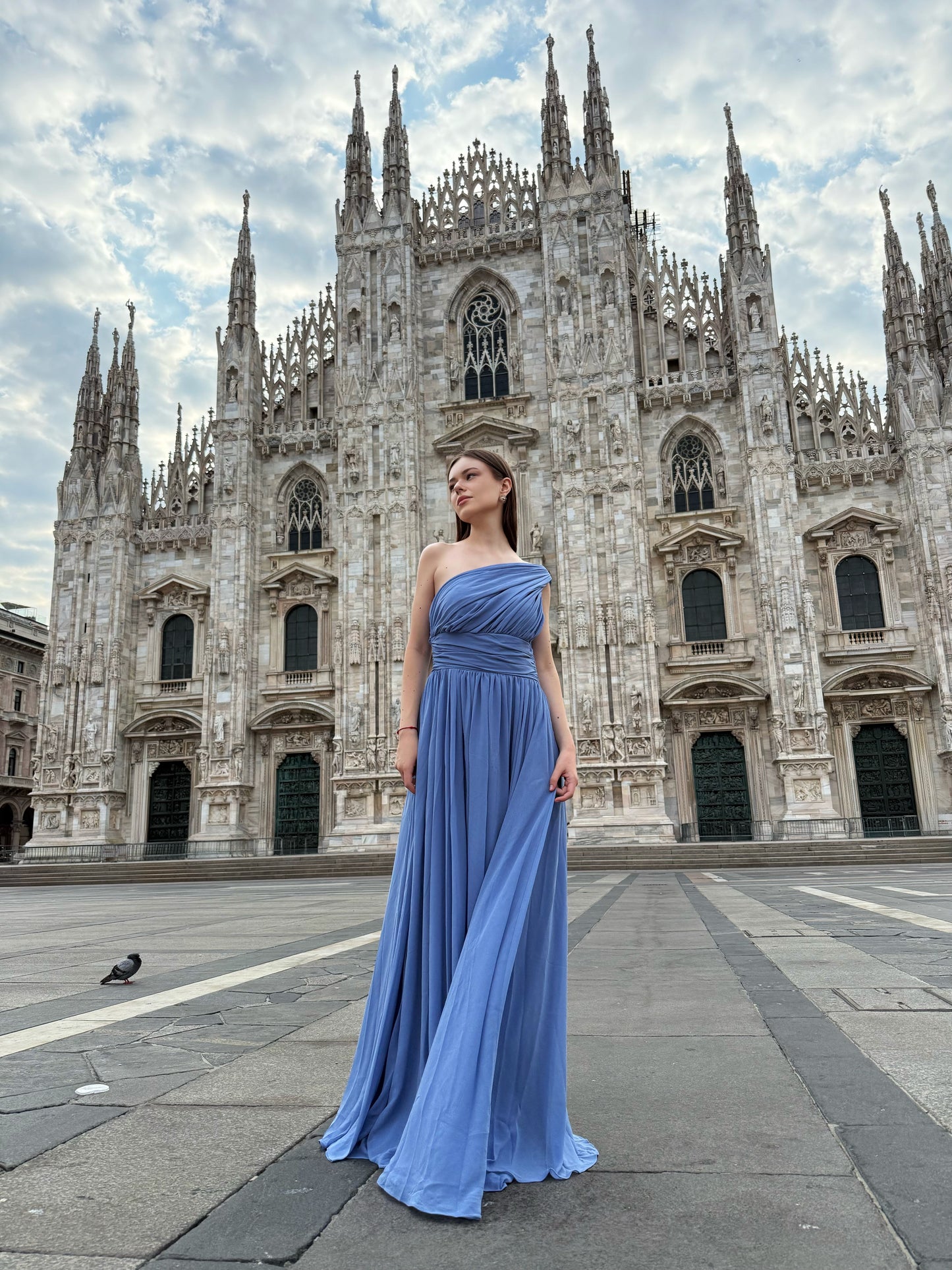 Abito “Talia” monospalla con drappeggio elegante