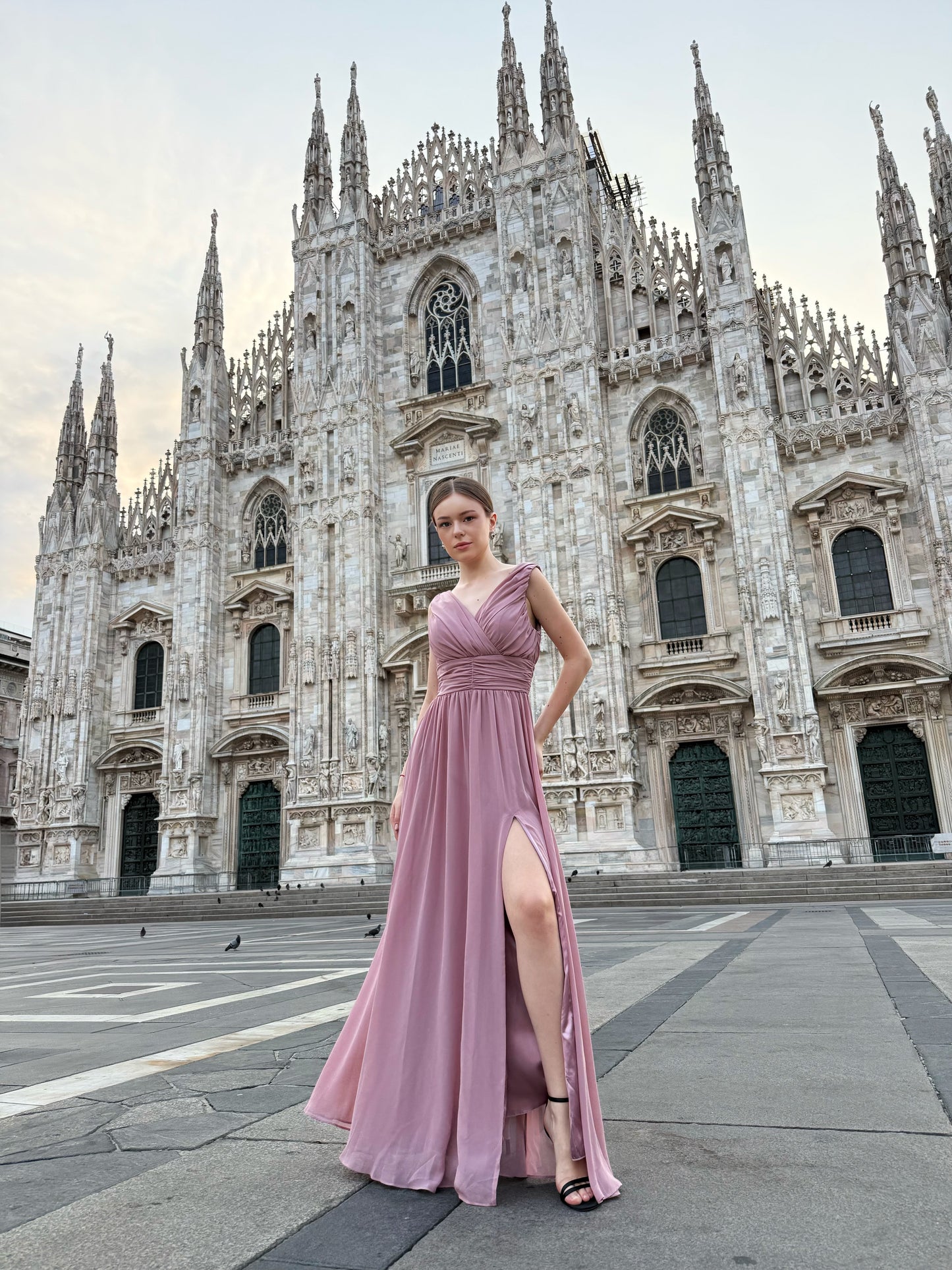 Abito “Callista” – Vestito Lungo Scollo a V con Spalline Drappeggiate e Spacco Laterale