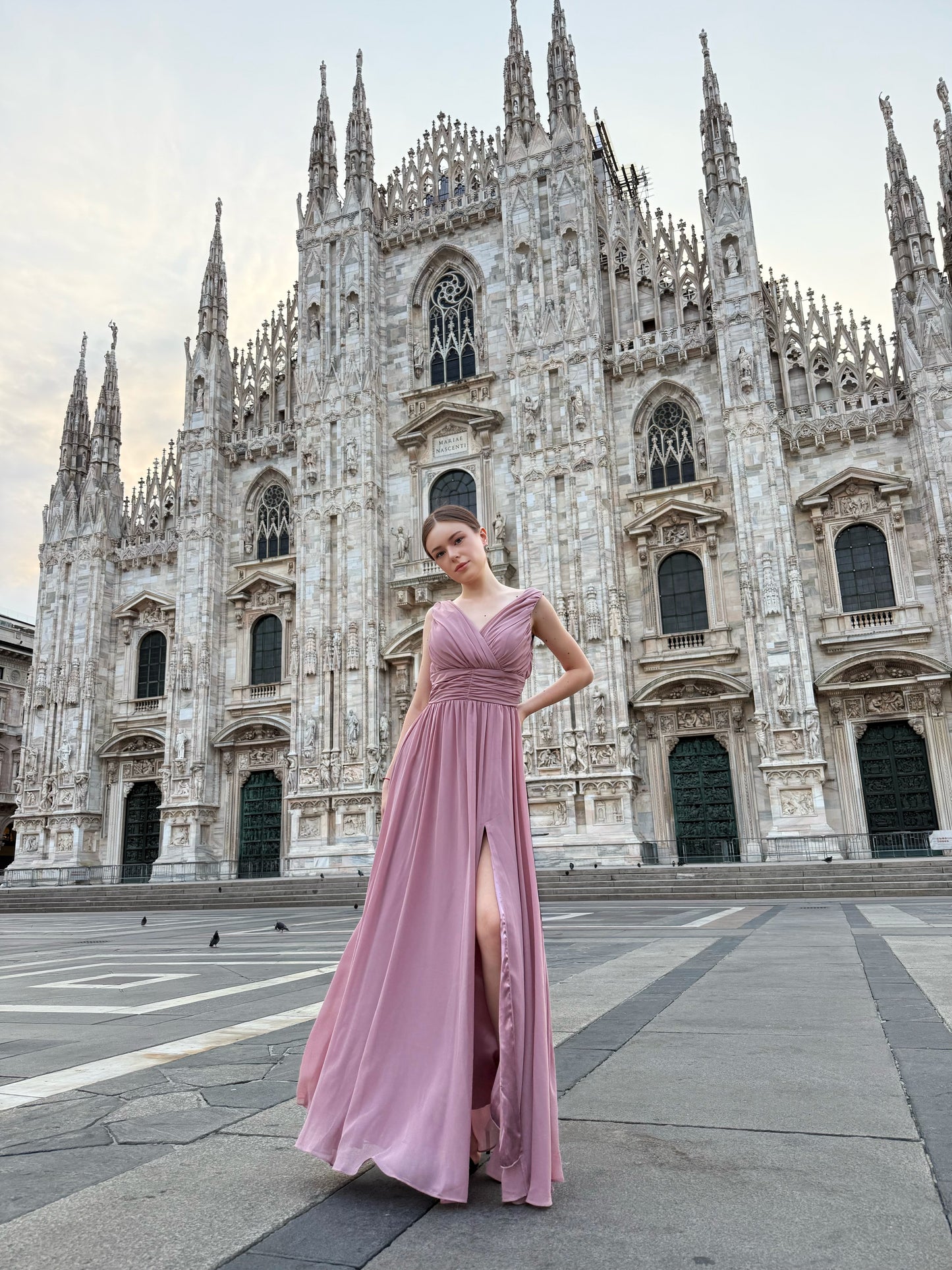 Abito “Callista” – Vestito Lungo Scollo a V con Spalline Drappeggiate e Spacco Laterale