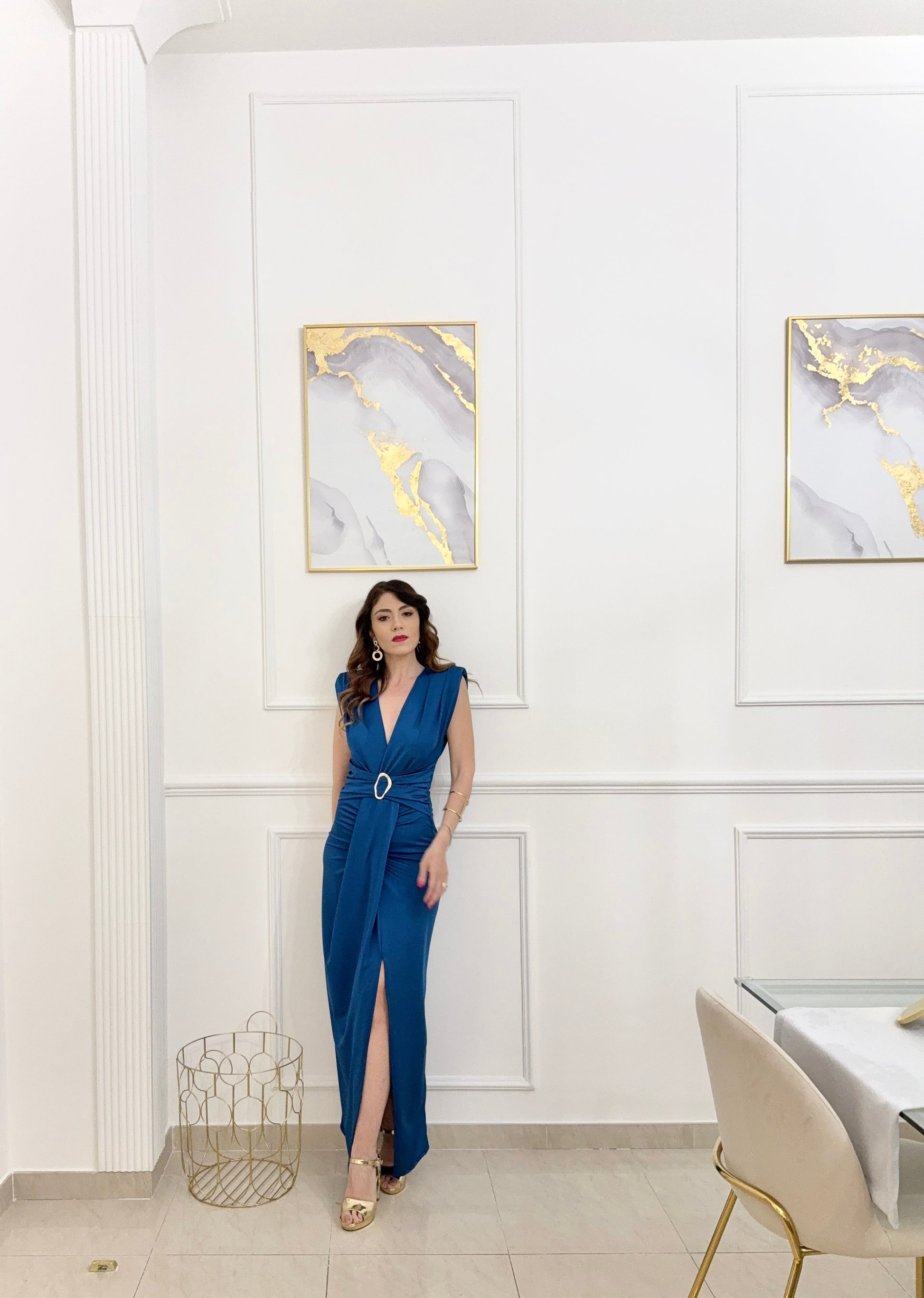 Donna indossa un abito lungo Ottanio, scollatura V, senza maniche 