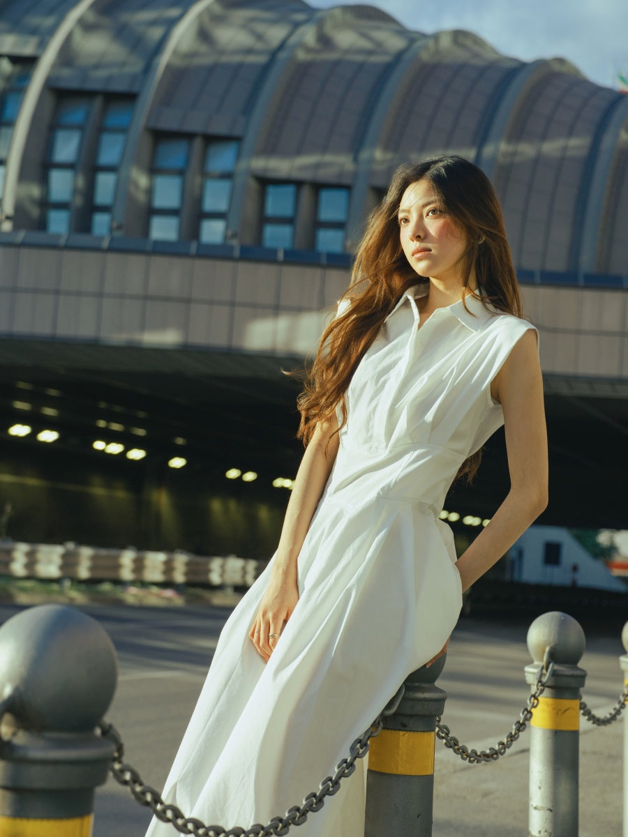 Vestito bianco corto senza maniche, design moderno, per uno stile giovane e fresco.