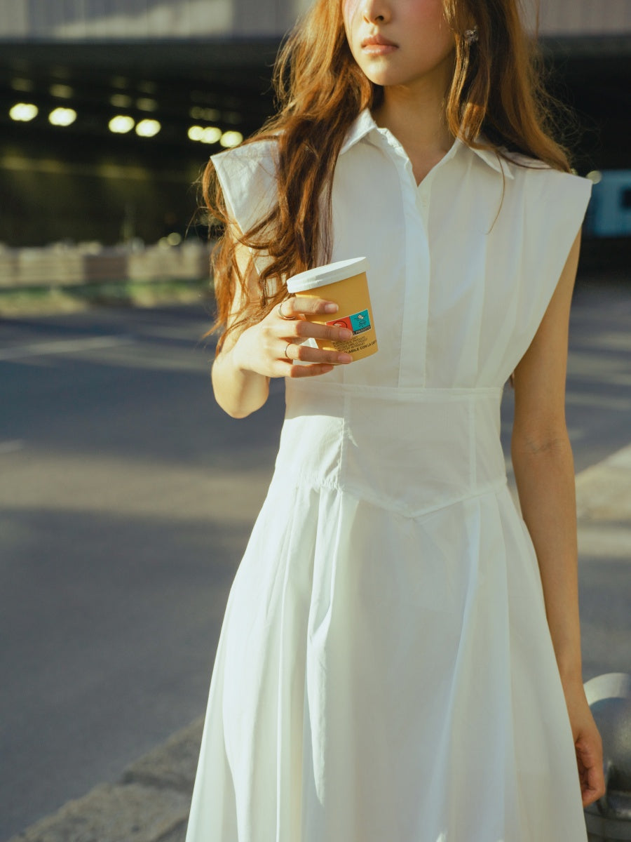 Abito bianco minimalista con taglio dritta, stile raffinato per una giornata in città.