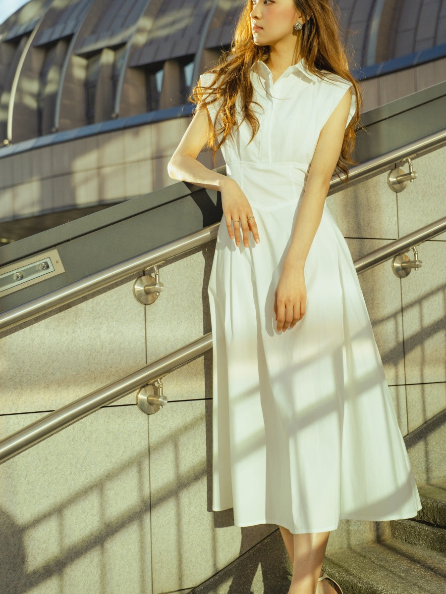 Vestito bianco a lunghezza midi, colletto camiciero, ideale per un look chic e sobrio.