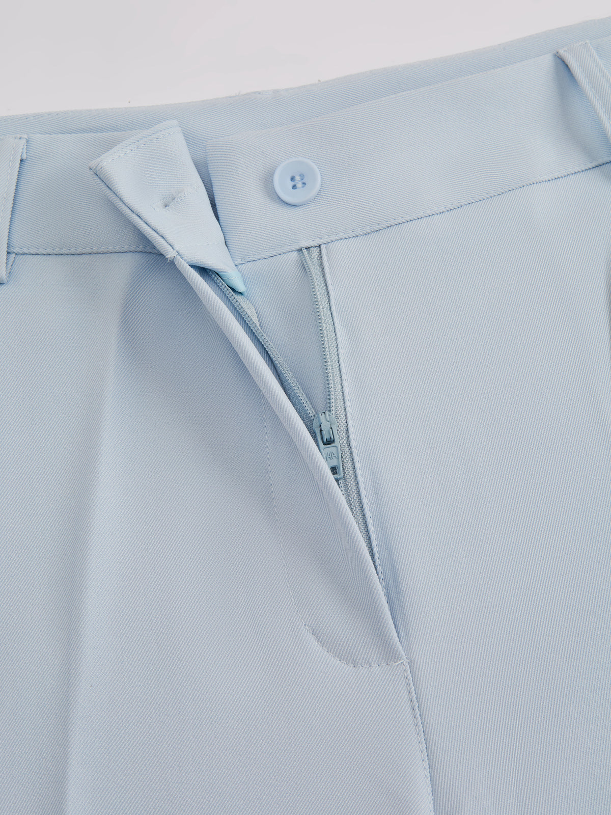 Pantaloni dritti da donna: eleganti e snellenti, adatti per l'ufficio e per tutti i giorni.