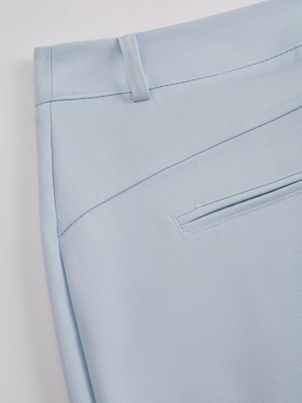 Pantaloni dritti da donna: eleganti e snellenti, adatti per l'ufficio e per tutti i giorni.