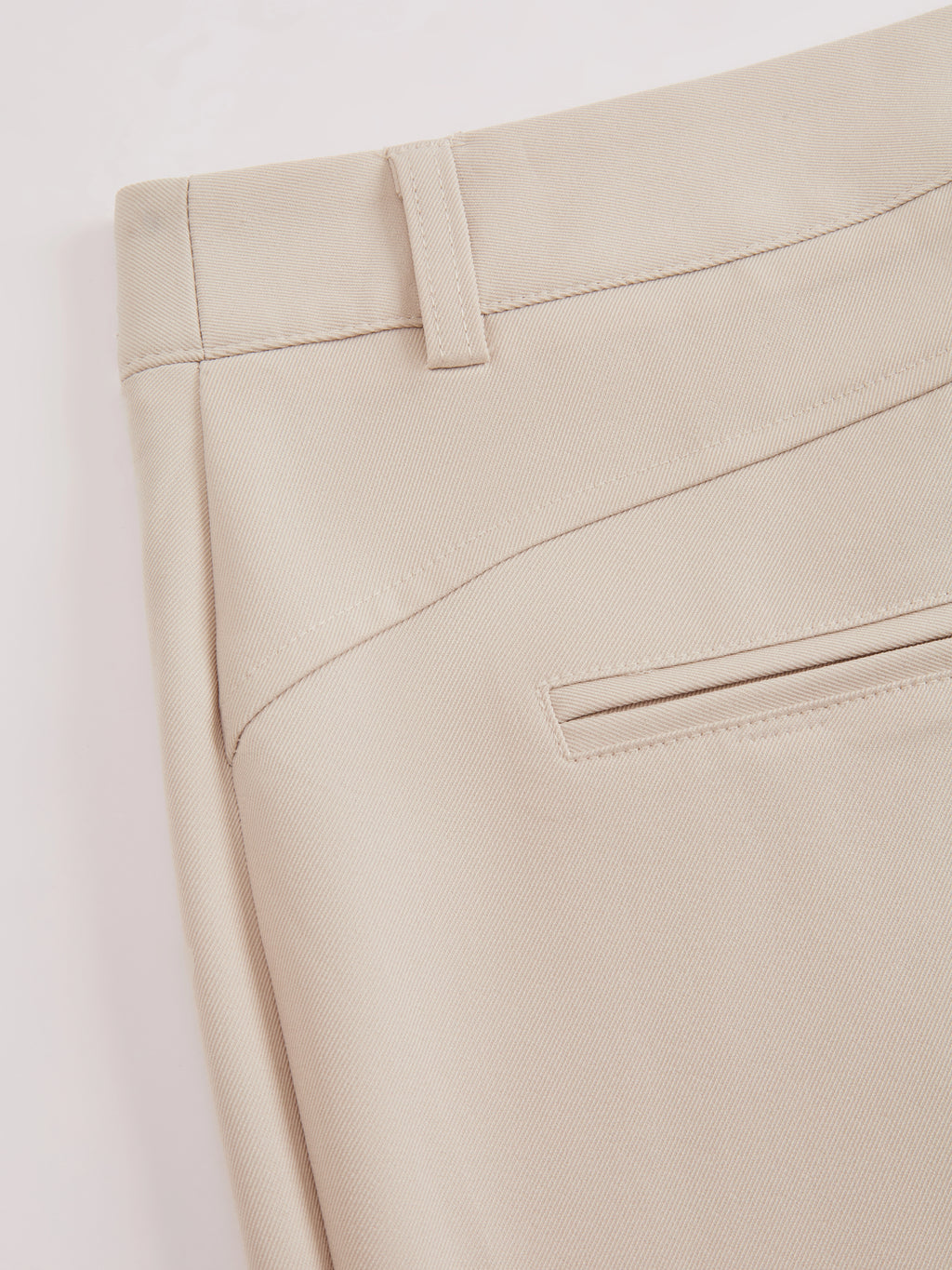 Pantaloni dritti da donna: eleganti e snellenti, adatti per l'ufficio e per tutti i giorni.