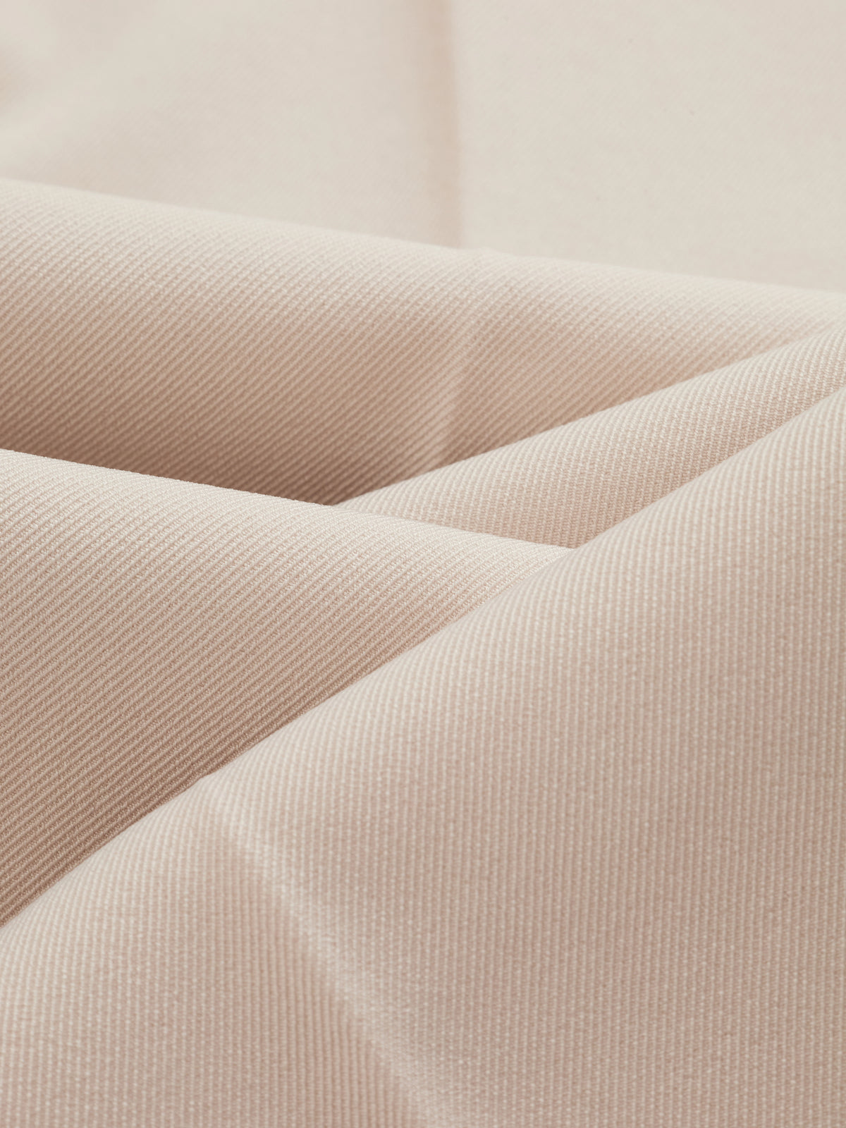 Pantaloni dritti da donna: eleganti e snellenti, adatti per l'ufficio e per tutti i giorni.