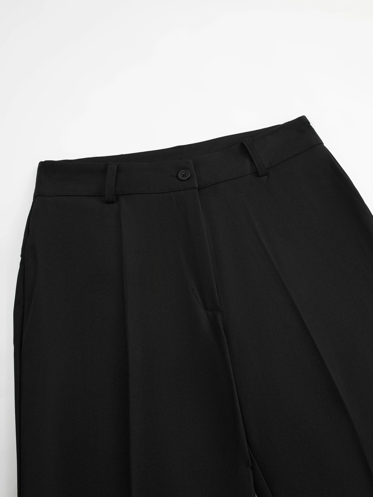 Pantaloni dritti da donna: eleganti e snellenti, adatti per l'ufficio e per tutti i giorni.