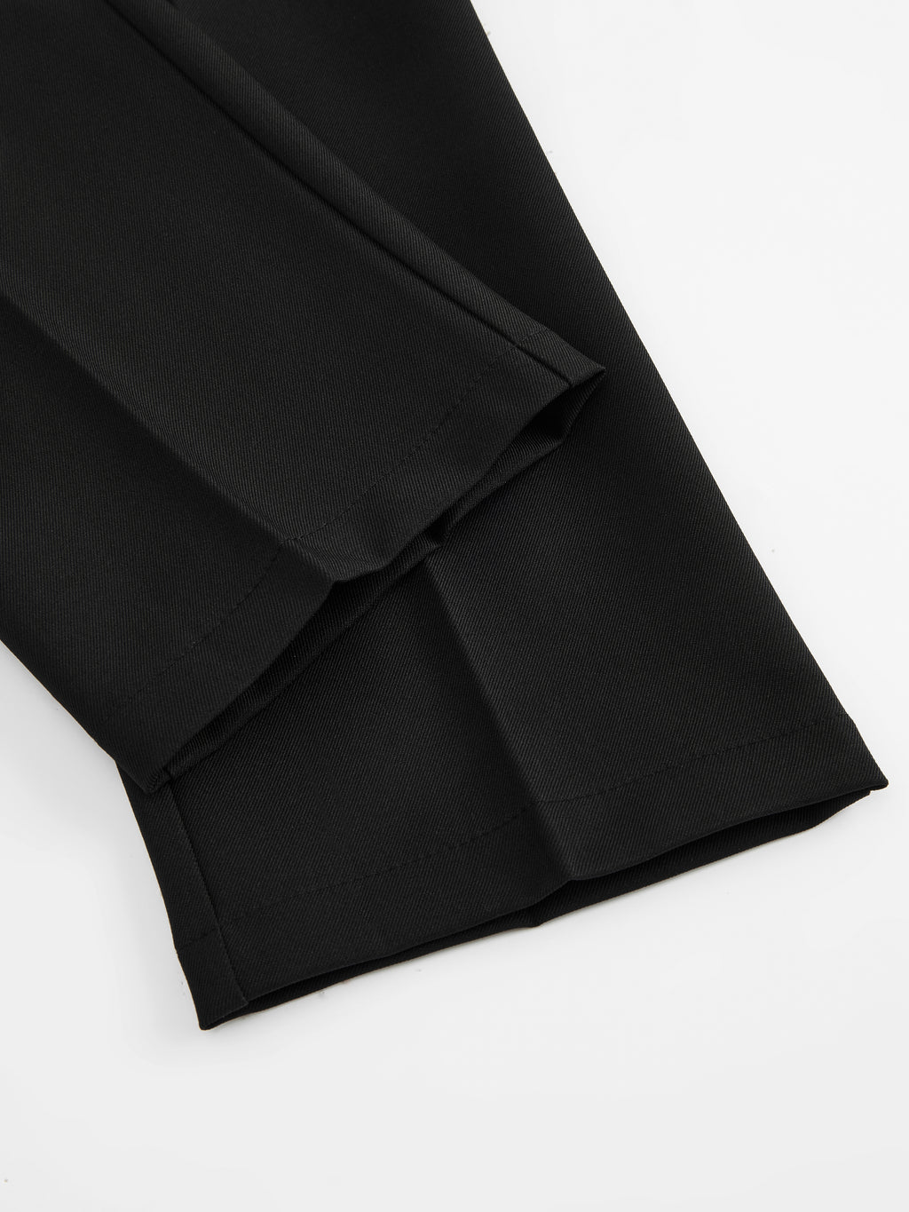 Pantaloni dritti da donna: eleganti e snellenti, adatti per l'ufficio e per tutti i giorni.