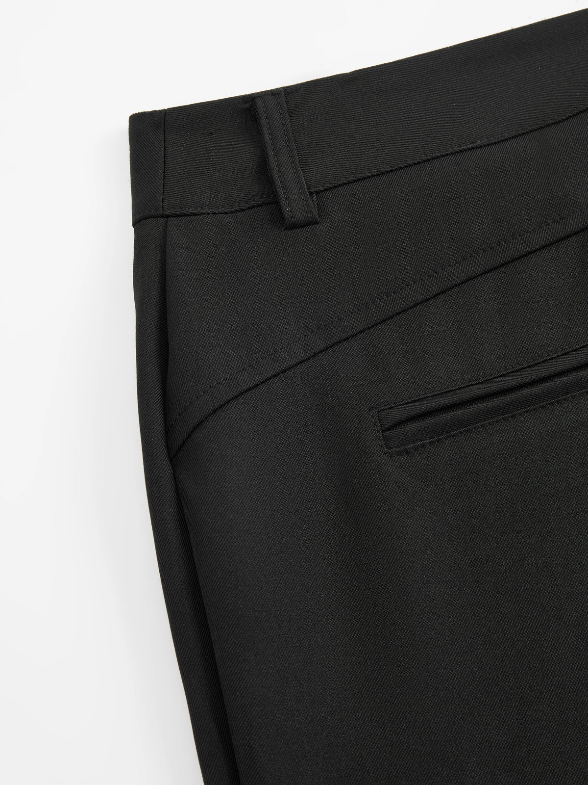 Pantaloni dritti da donna: eleganti e snellenti, adatti per l'ufficio e per tutti i giorni.