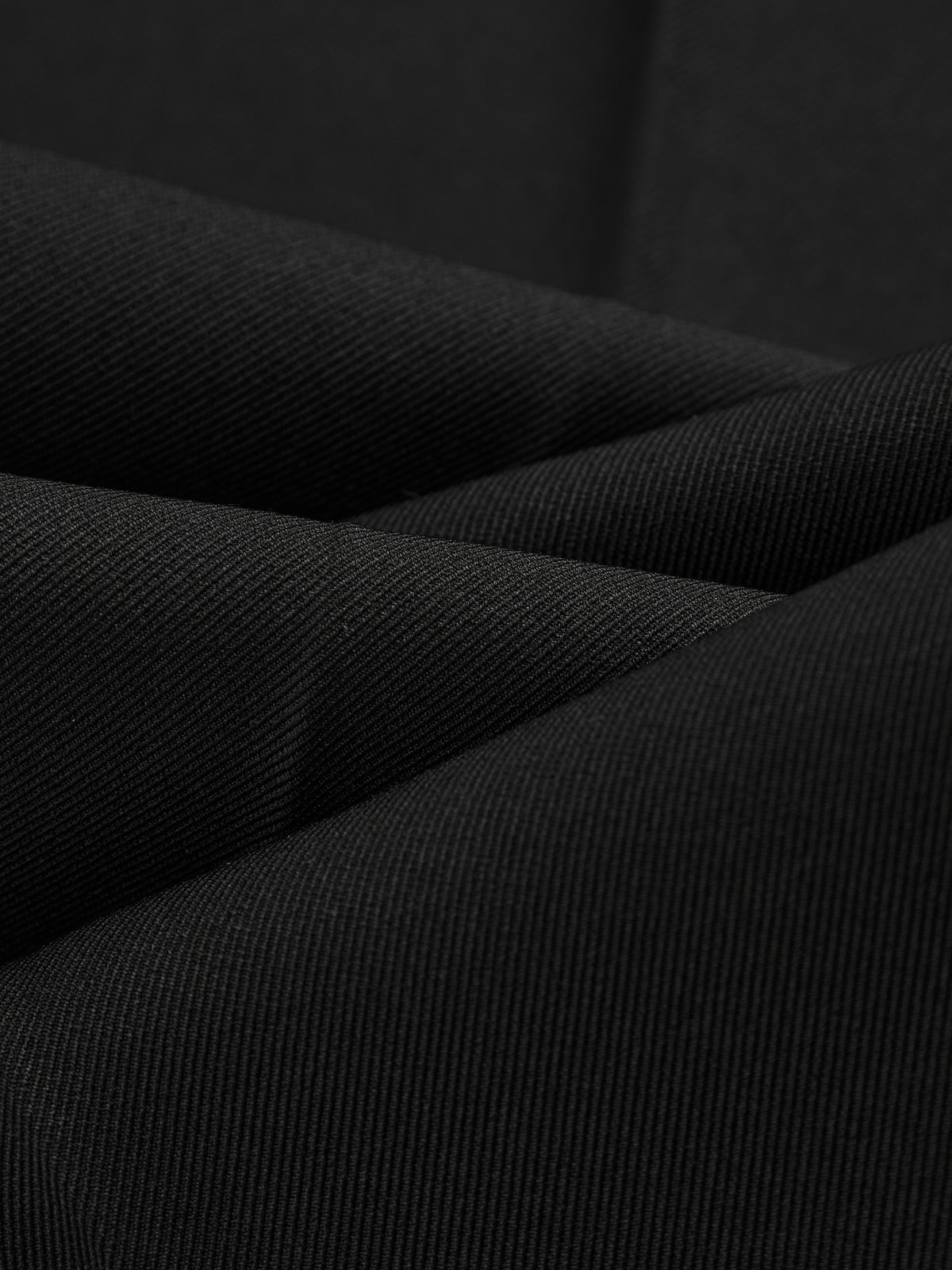 Pantaloni dritti da donna: eleganti e snellenti, adatti per l'ufficio e per tutti i giorni.