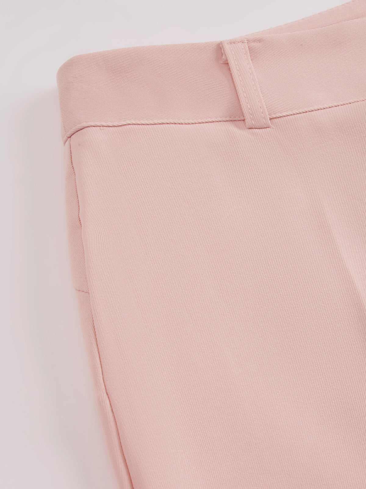 Pantaloni dritti da donna: eleganti e snellenti, adatti per l'ufficio e per tutti i giorni.