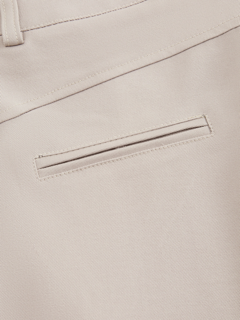 Pantaloni dritti da donna: eleganti e snellenti, adatti per l'ufficio e per tutti i giorni.