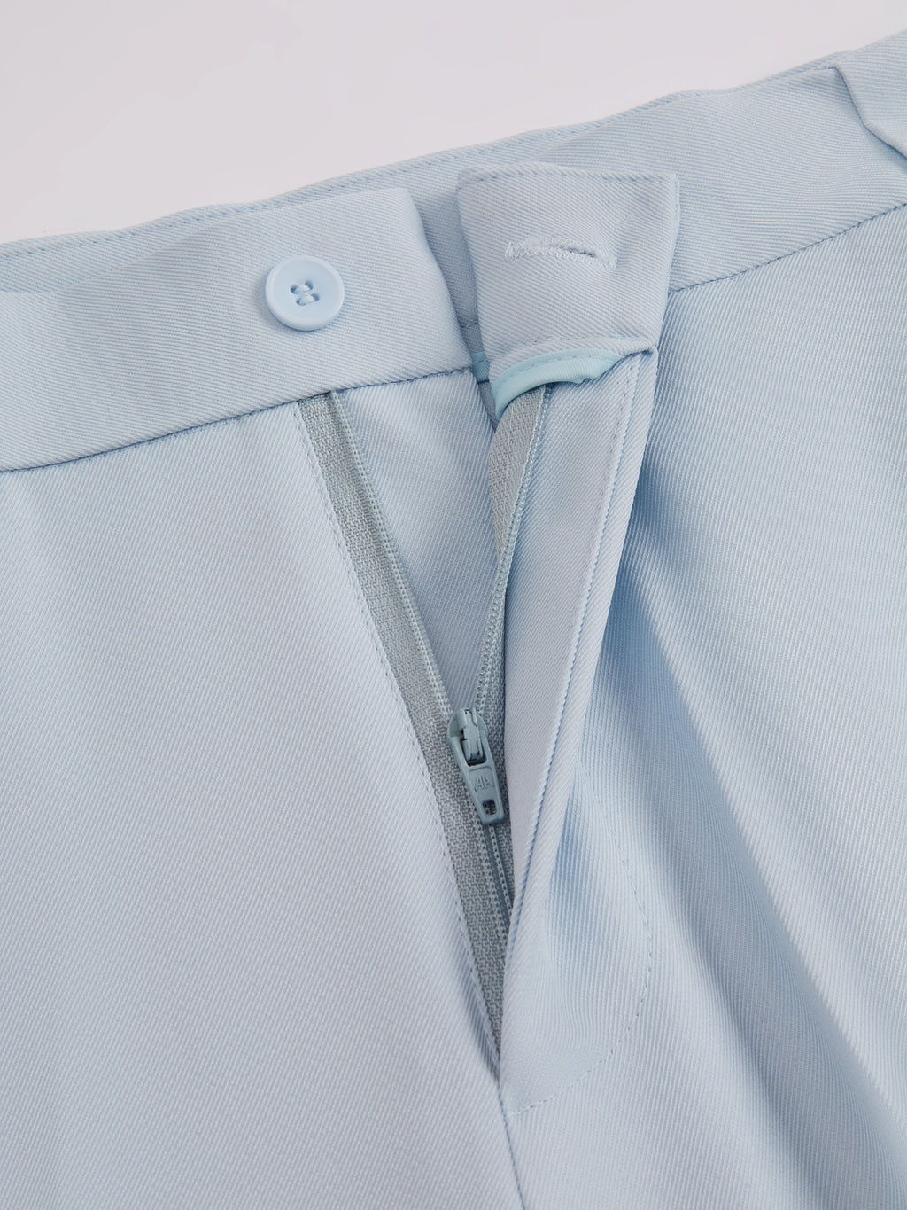 Pantaloni dritti da donna: eleganti e snellenti, adatti per l'ufficio e per tutti i giorni.
