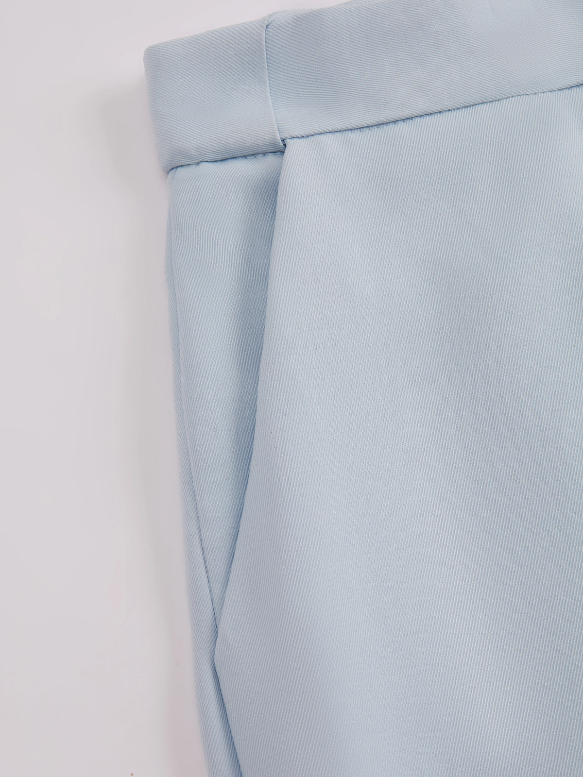 Pantaloni dritti da donna: eleganti e snellenti, adatti per l'ufficio e per tutti i giorni.