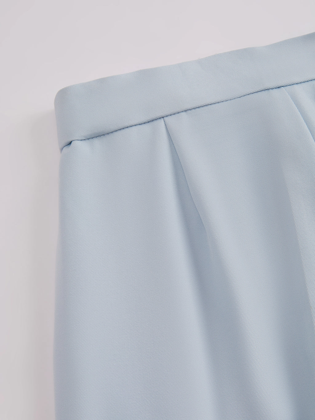 Pantaloni dritti da donna: eleganti e snellenti, adatti per l'ufficio e per tutti i giorni.