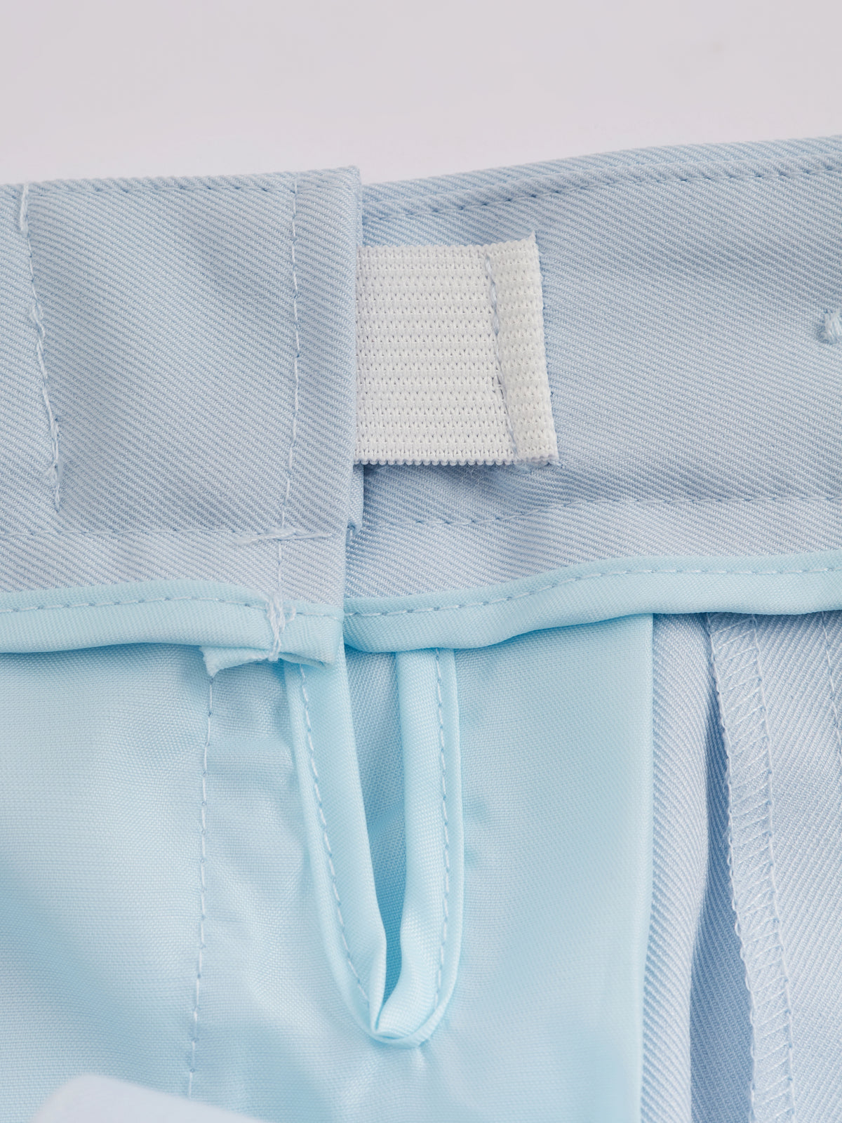 Pantaloni dritti da donna: eleganti e snellenti, adatti per l'ufficio e per tutti i giorni.