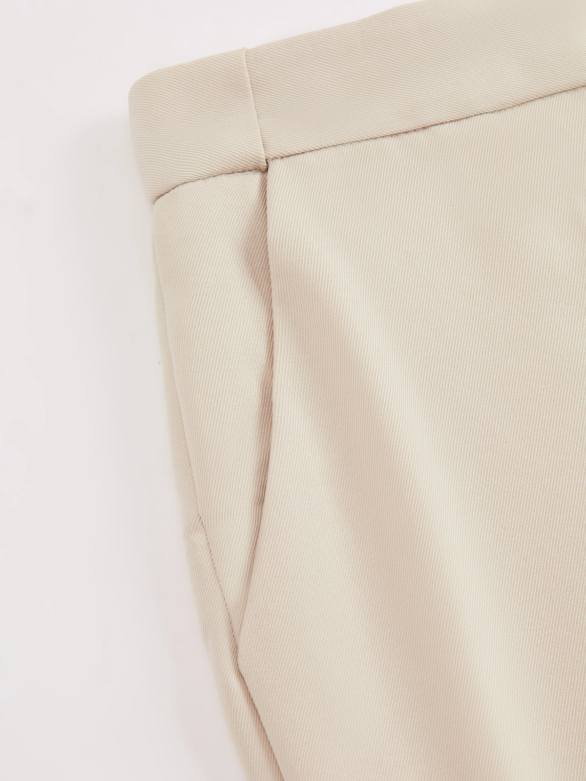 Pantaloni dritti da donna: eleganti e snellenti, adatti per l'ufficio e per tutti i giorni.