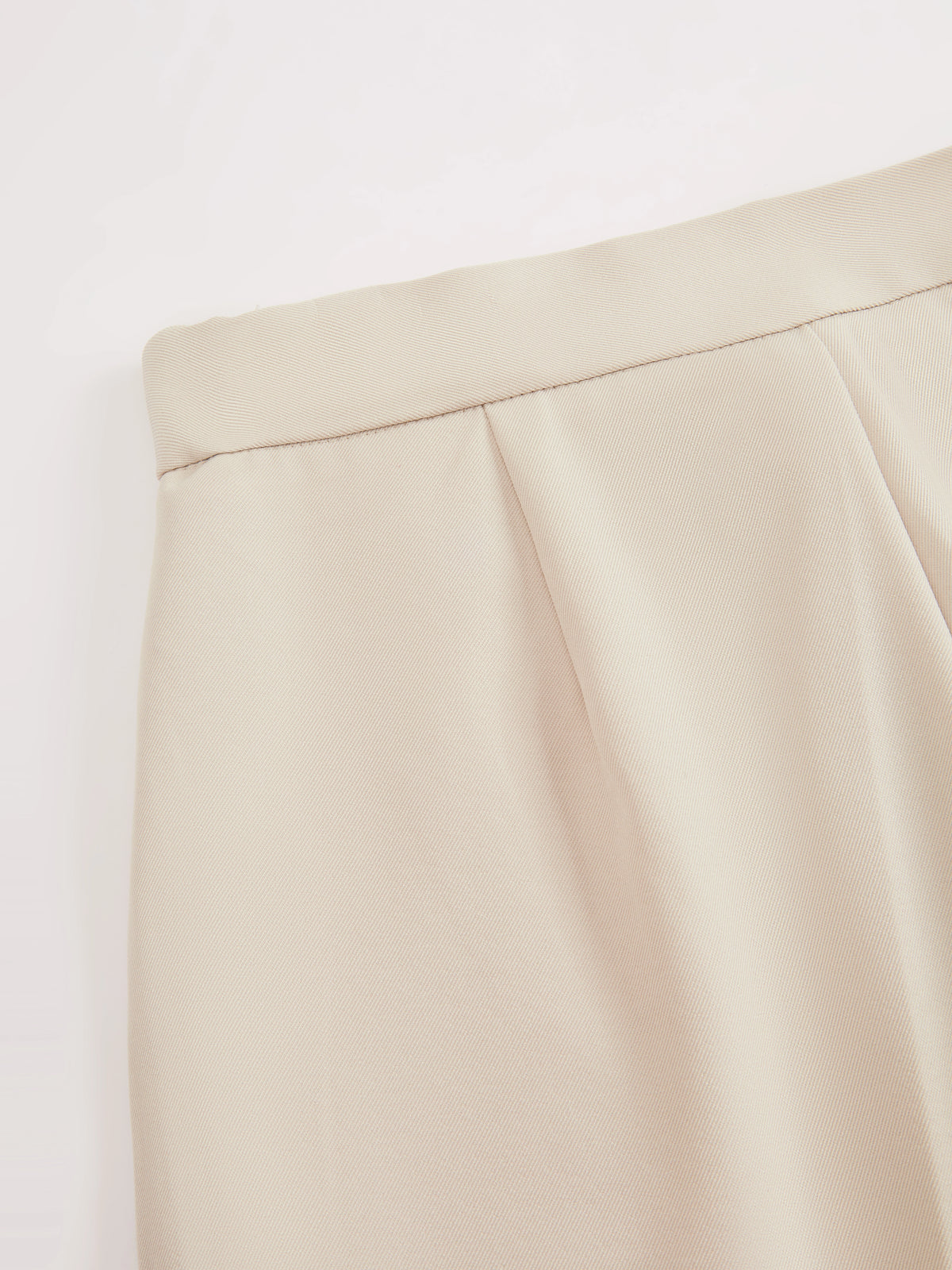 Pantaloni dritti da donna: eleganti e snellenti, adatti per l'ufficio e per tutti i giorni.