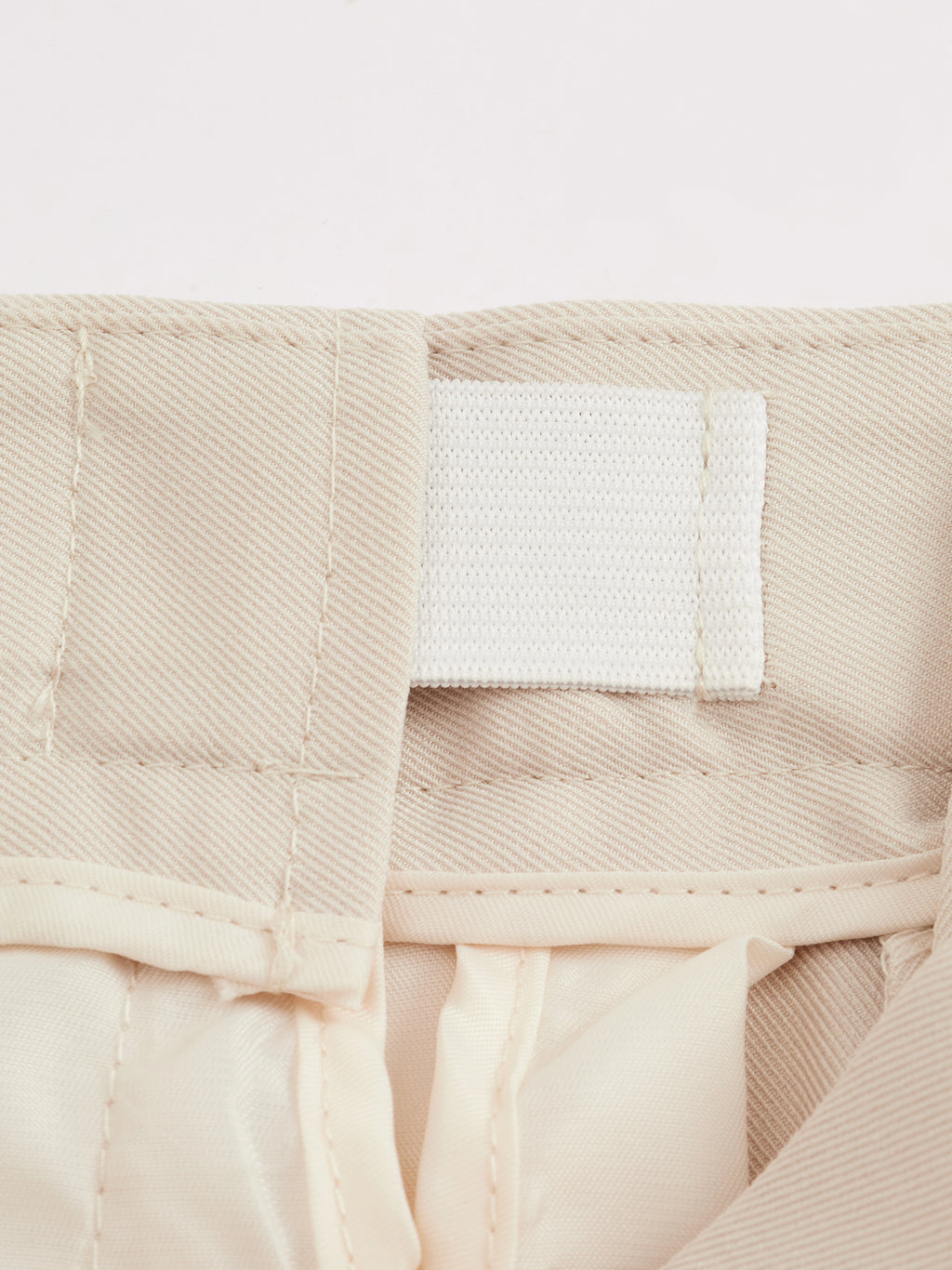 Pantaloni dritti da donna: eleganti e snellenti, adatti per l'ufficio e per tutti i giorni.
