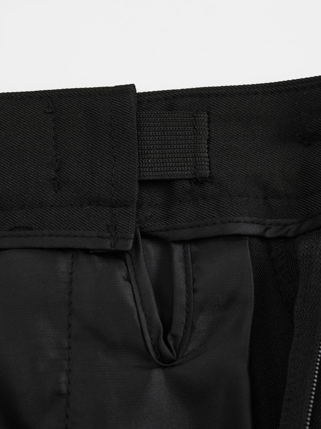 Pantaloni dritti da donna: eleganti e snellenti, adatti per l'ufficio e per tutti i giorni.