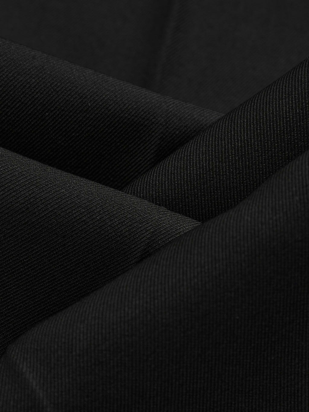 Pantaloni dritti da donna: eleganti e snellenti, adatti per l'ufficio e per tutti i giorni.