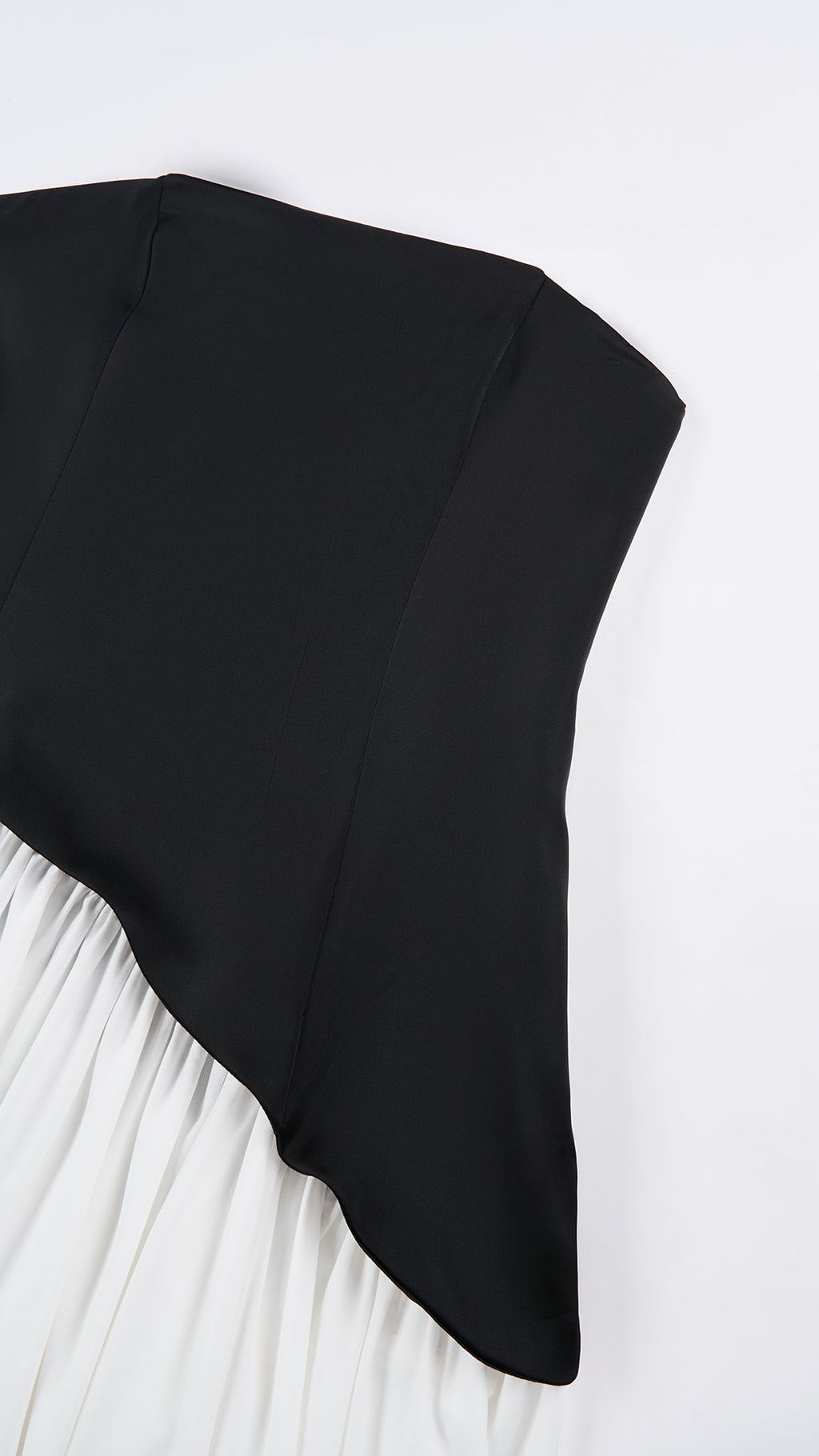 Abito lungo elegante con scollo a collo alto a fiocco, design bicolore con top asimmetrico e gonna fluida