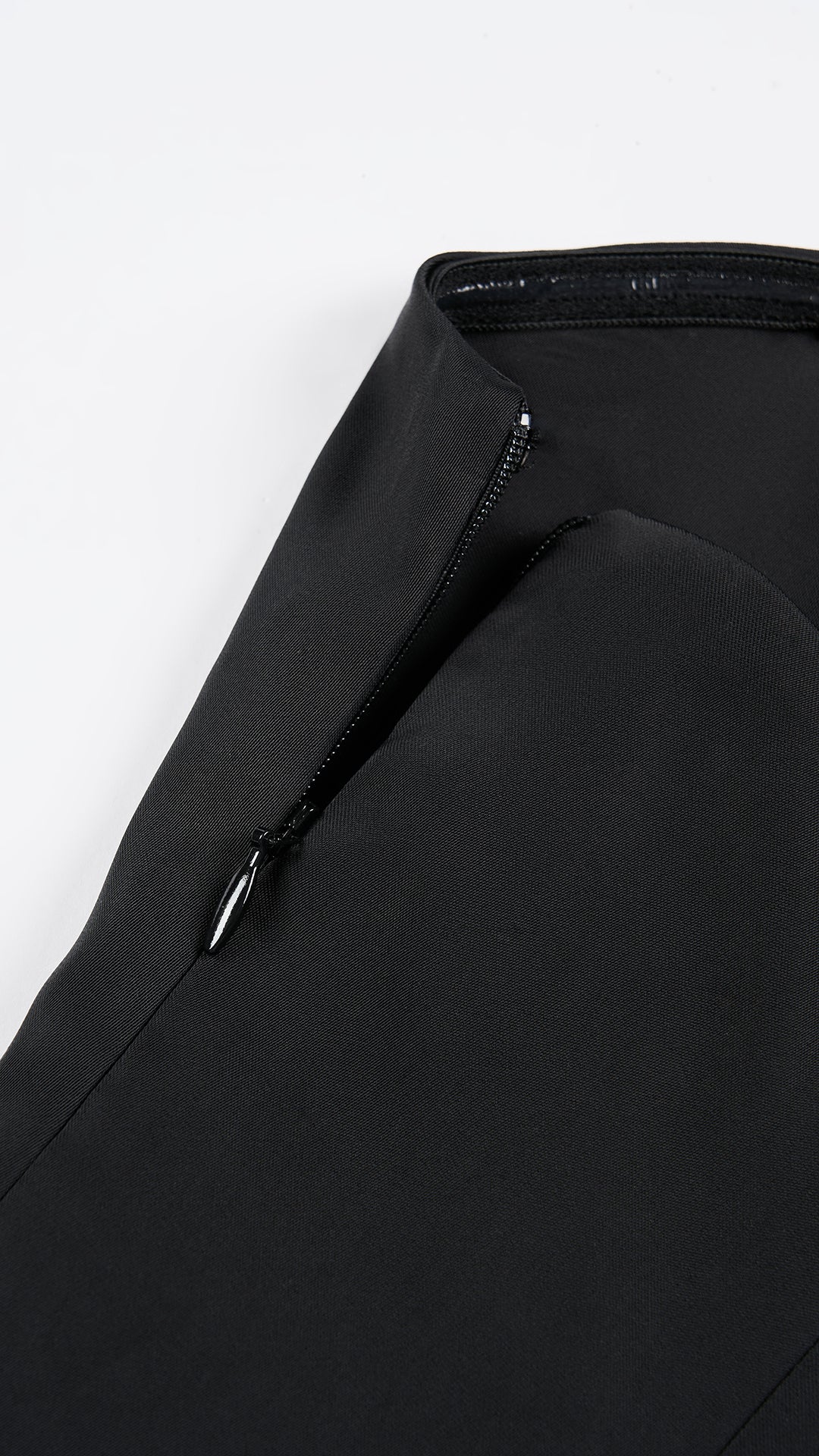 Abito lungo elegante con scollo a collo alto a fiocco, design bicolore con top asimmetrico e gonna fluida