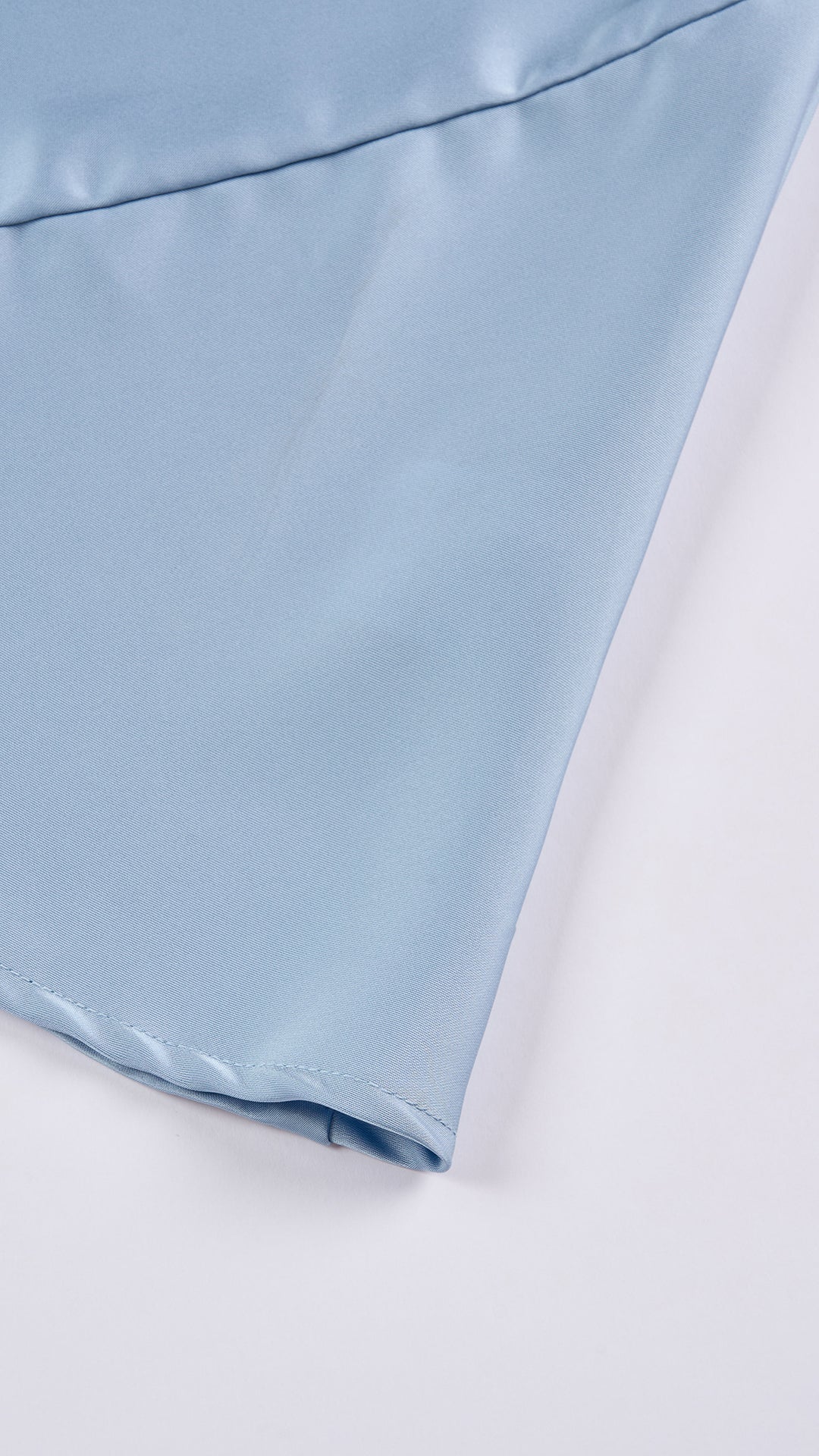 Abito lungo elegante senza maniche con scollo a collo drappeggiato e dettaglio a fibbia, in tessuto fluido, per cerimonie e occasioni speciali