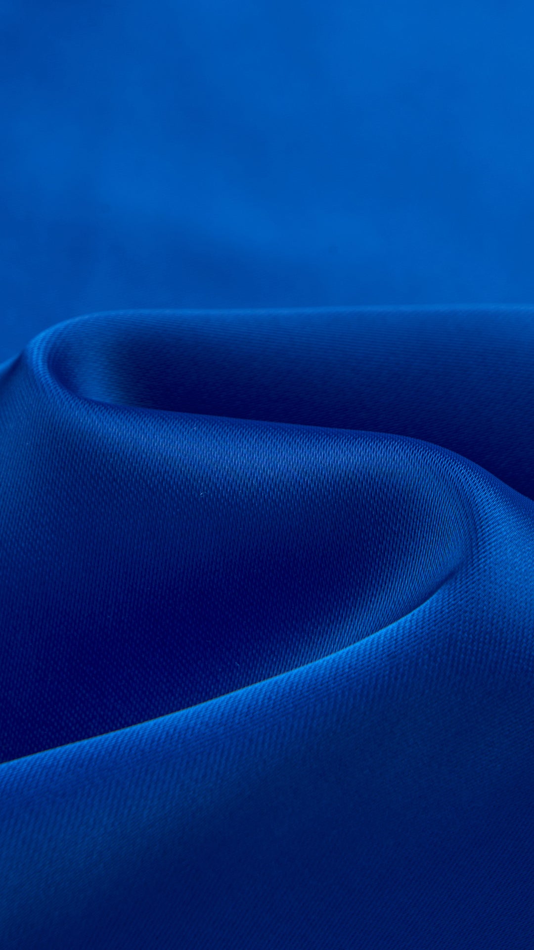 Abito lungo elegante senza maniche con scollo a collo drappeggiato e dettaglio a fibbia, in tessuto fluido, per cerimonie e occasioni speciali