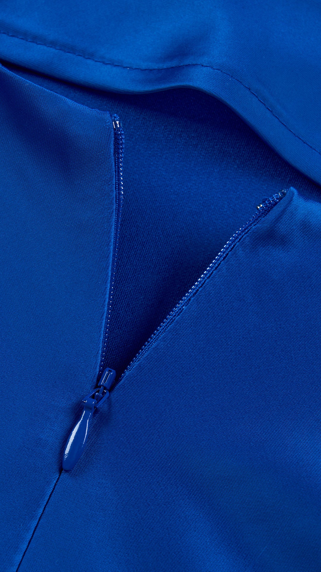 Abito lungo elegante senza maniche con scollo a collo drappeggiato e dettaglio a fibbia, in tessuto fluido, per cerimonie e occasioni speciali