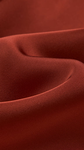 Abito lungo elegante senza maniche con scollo a collo drappeggiato e dettaglio a fibbia, in tessuto fluido, per cerimonie e occasioni speciali
