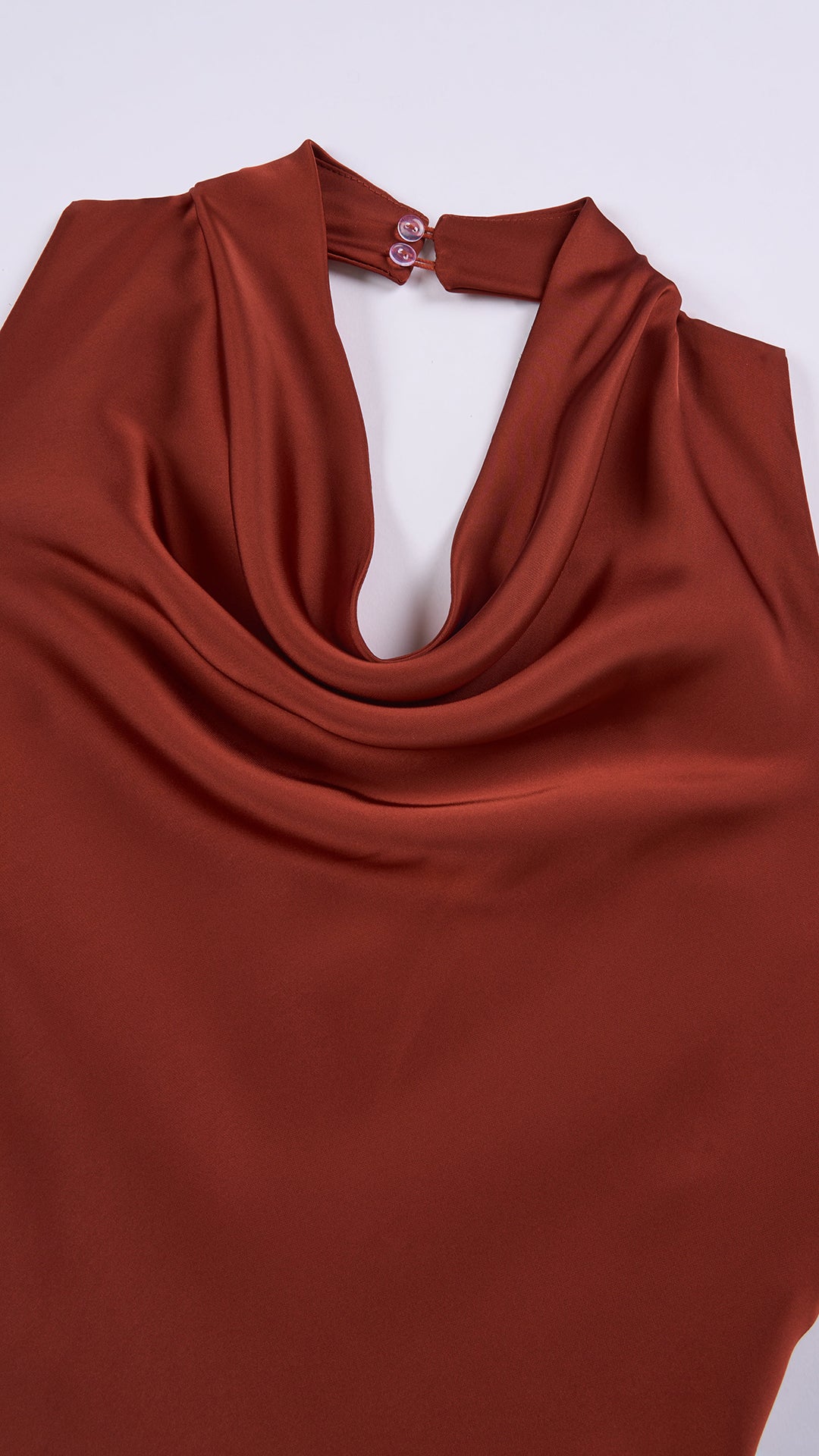 Abito lungo elegante senza maniche con scollo a collo drappeggiato e dettaglio a fibbia, in tessuto fluido, per cerimonie e occasioni speciali