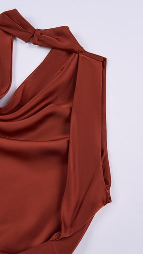 Abito lungo elegante senza maniche con scollo a collo drappeggiato e dettaglio a fibbia, in tessuto fluido, per cerimonie e occasioni speciali