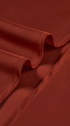 Abito lungo elegante senza maniche con scollo a collo drappeggiato e dettaglio a fibbia, in tessuto fluido, per cerimonie e occasioni speciali