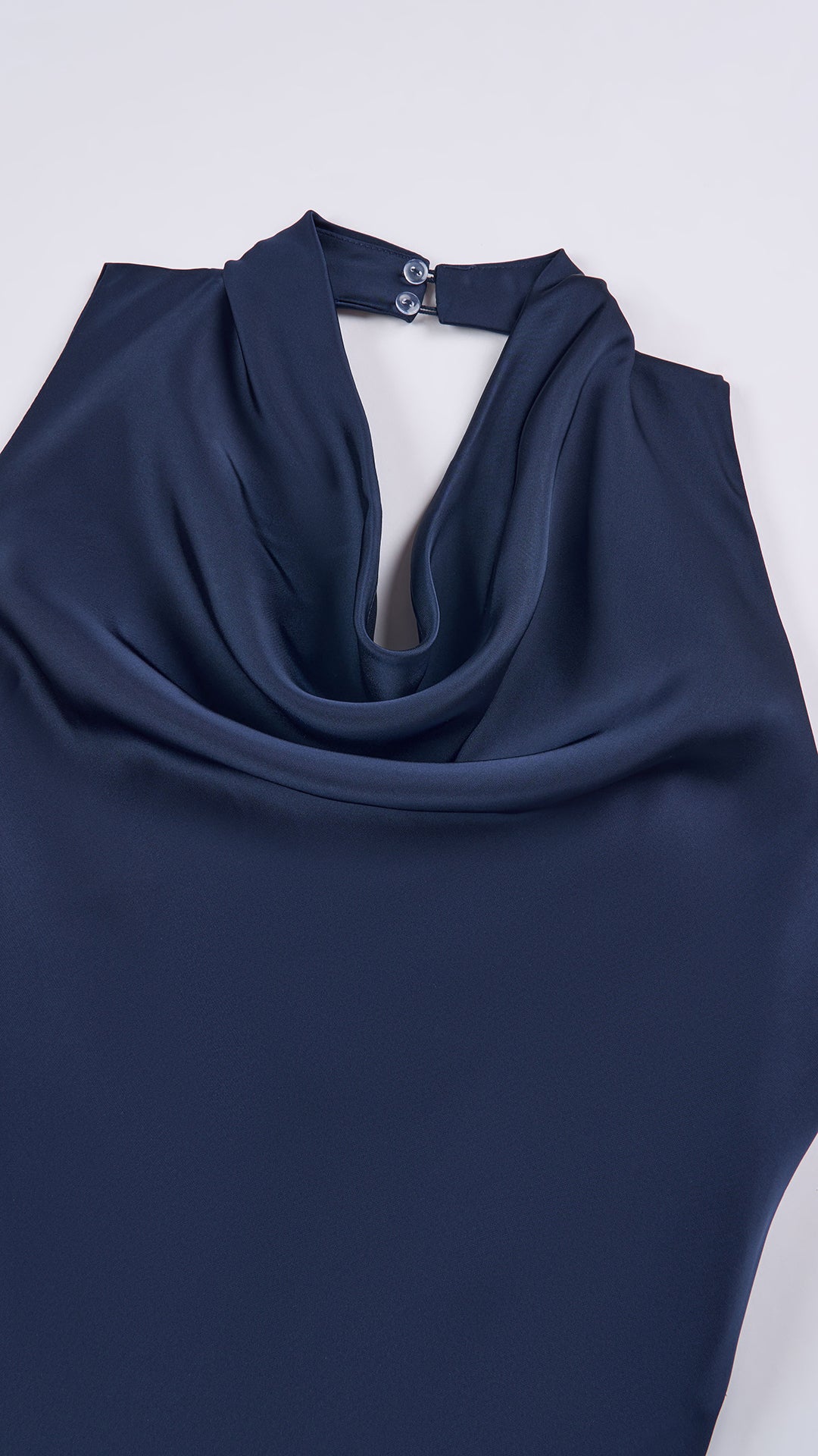 Abito lungo elegante senza maniche con scollo a collo drappeggiato e dettaglio a fibbia, in tessuto fluido, per cerimonie e occasioni speciali