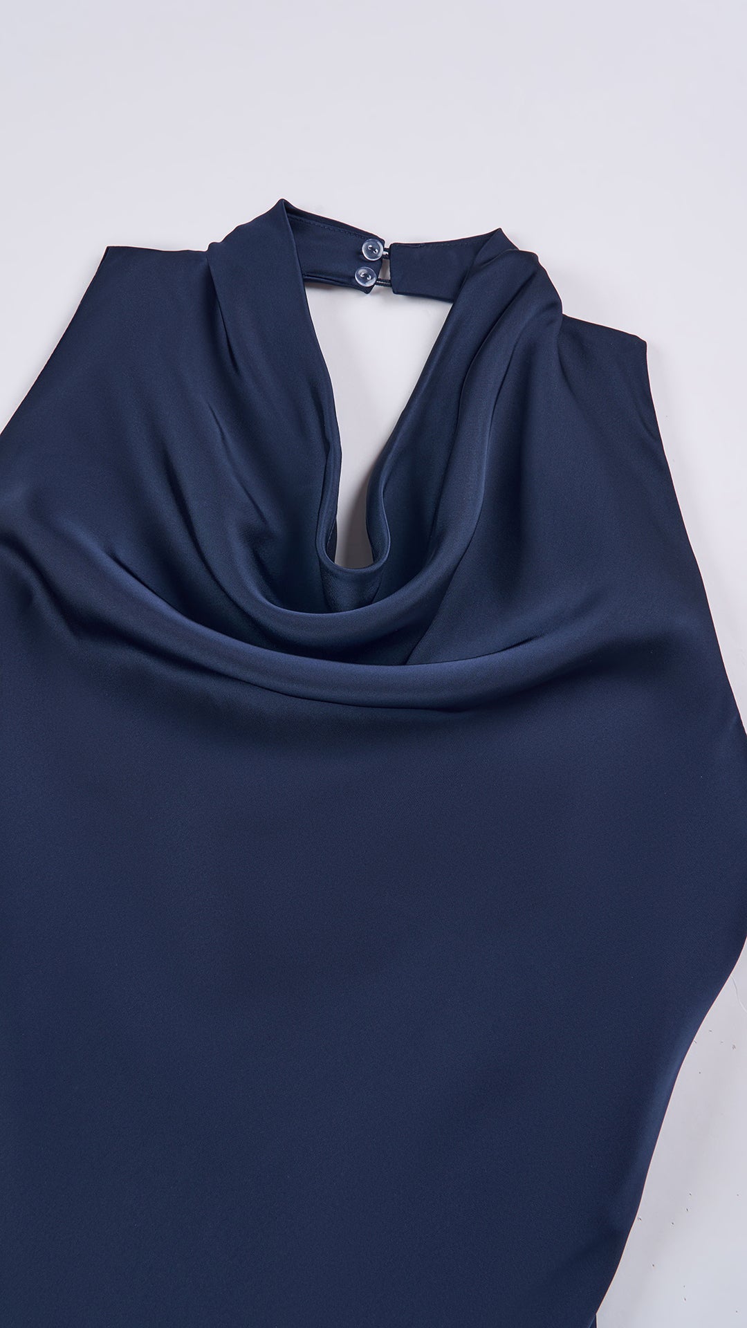 Abito lungo elegante senza maniche con scollo a collo drappeggiato e dettaglio a fibbia, in tessuto fluido, per cerimonie e occasioni speciali