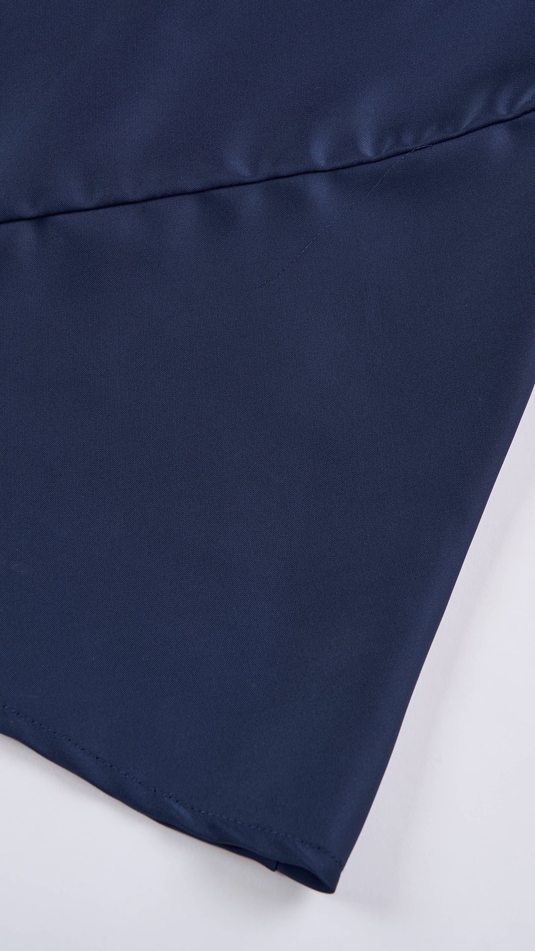 Abito lungo elegante senza maniche con scollo a collo drappeggiato e dettaglio a fibbia, in tessuto fluido, per cerimonie e occasioni speciali