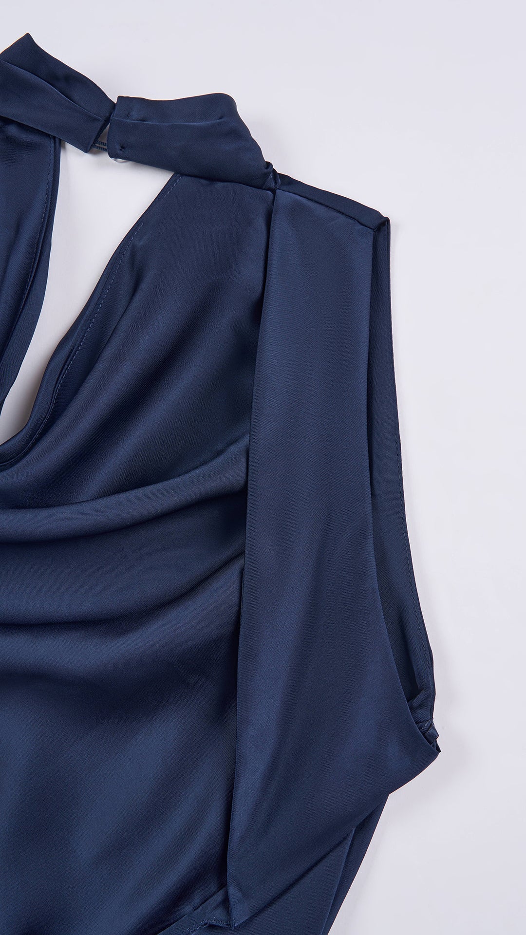 Abito lungo elegante senza maniche con scollo a collo drappeggiato e dettaglio a fibbia, in tessuto fluido, per cerimonie e occasioni speciali