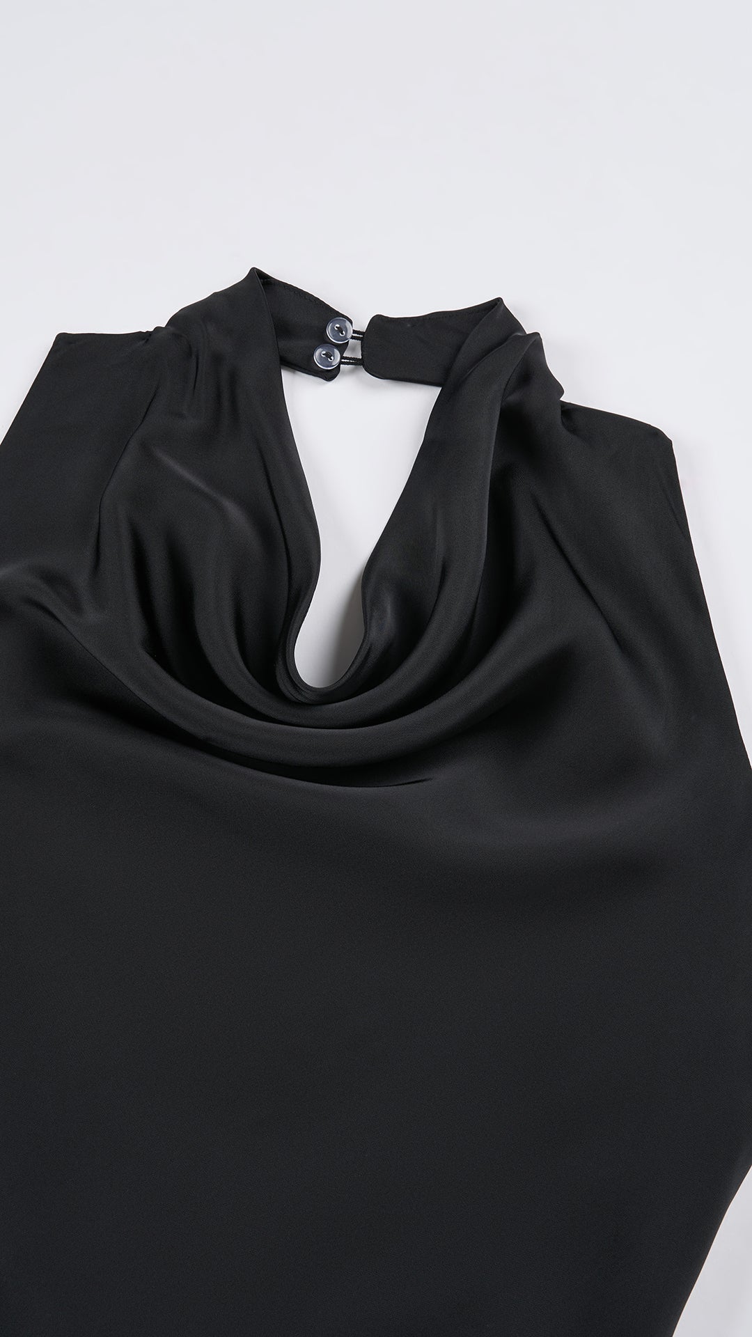 Abito lungo elegante senza maniche con scollo a collo drappeggiato e dettaglio a fibbia, in tessuto fluido, per cerimonie e occasioni speciali